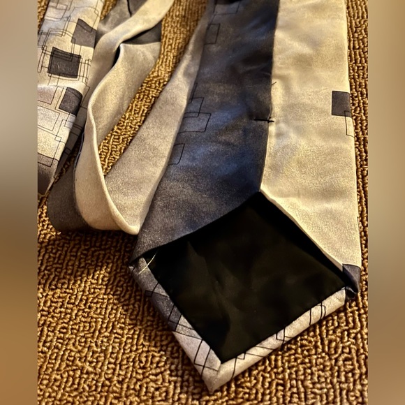 Reaction Kenneth Cole Tie with Squares Pattern, 100% Silk - Picture 6 of 9